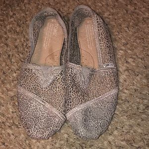 Women’s lace Toms